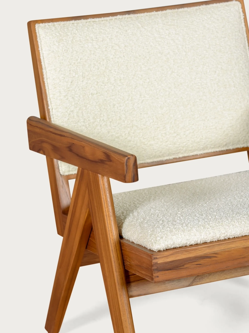 Sillón clásico con reposabrazos en madera de teca y tejido bouclé - Compass FurnMod - 1