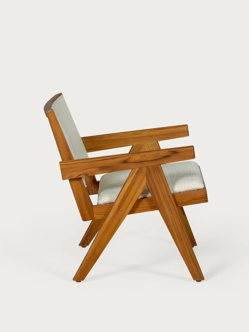 Sillón clásico con reposabrazos en madera de teca y tejido bouclé - Compass FurnMod - 1