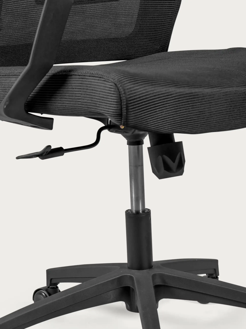 Silla de oficina ergonómica regulable en malla transpirable con acabados negros - Mesh FurnMod - 4