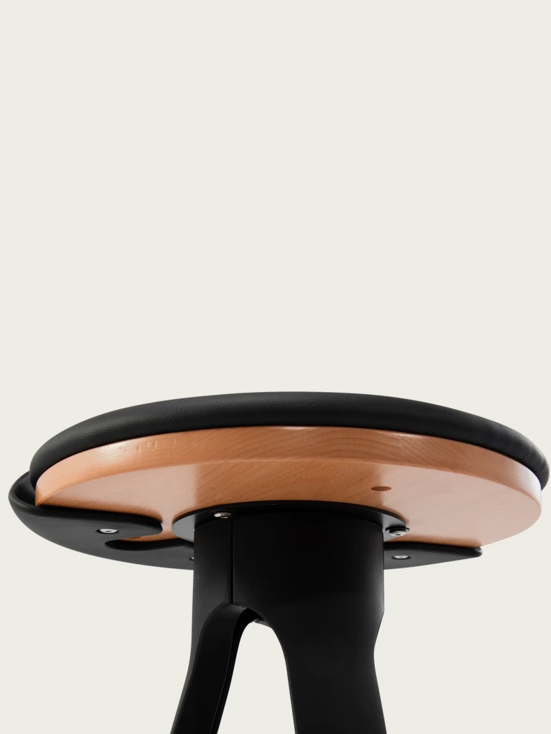 stol design med dyna i konstläder och sits i bok - Deco FurnMod - 1