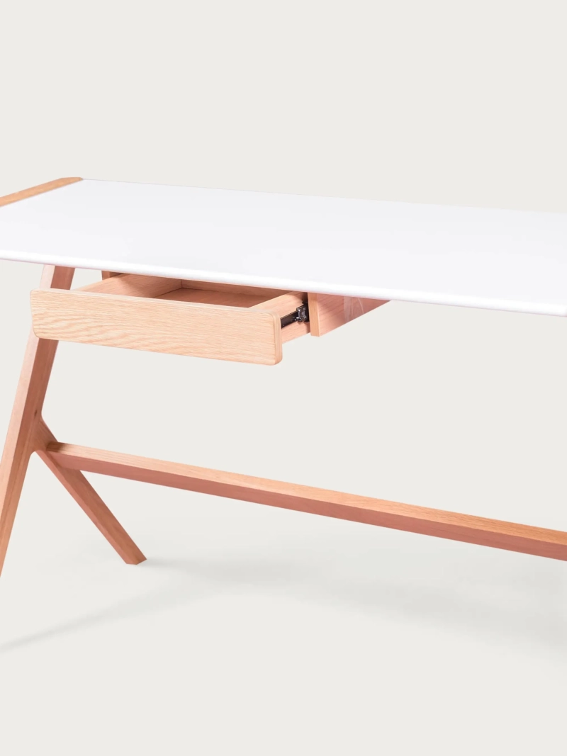 Minimalistinen työpöytä, jossa on keskellä laatikko - Seattle FurnMod - 7