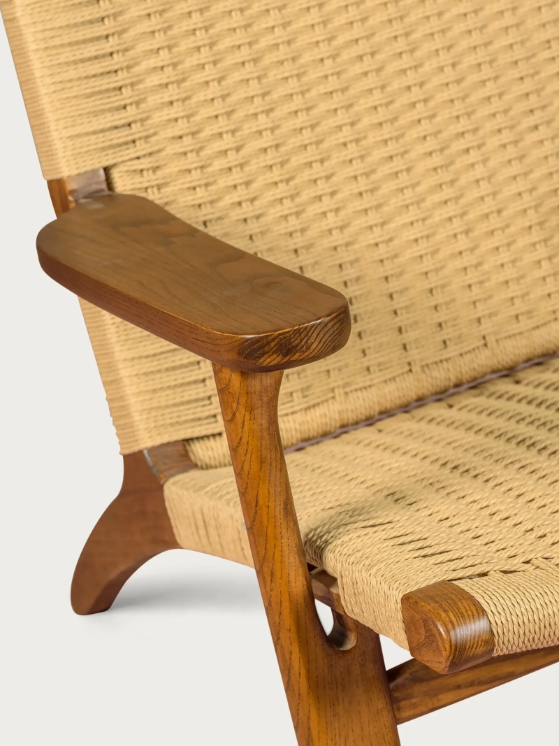 Sillón nórdico con reposabrazos en madera nogal - Liam FurnMod - 6