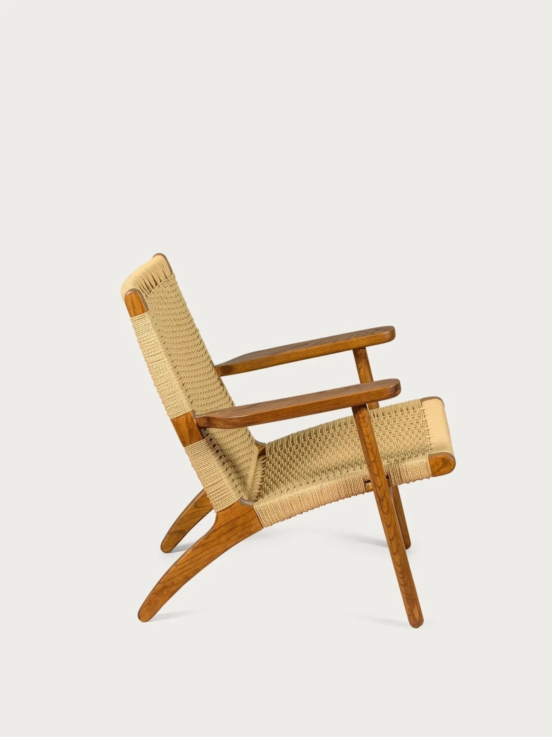 Sillón nórdico con reposabrazos en madera nogal - Liam FurnMod - 8