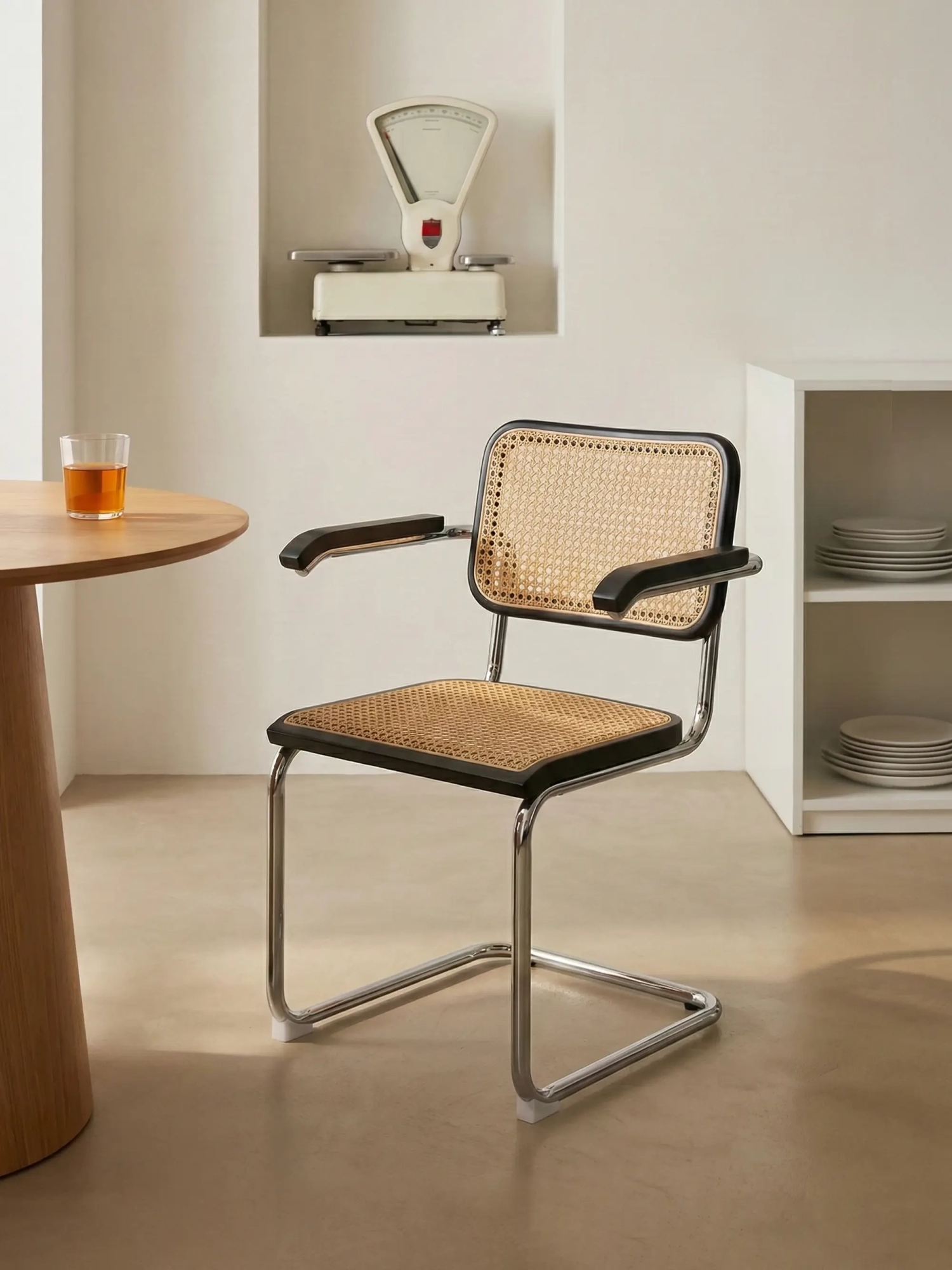 Silla retro con reposabrazos en ratán natural y madera de haya - Frank FurnMod - 1