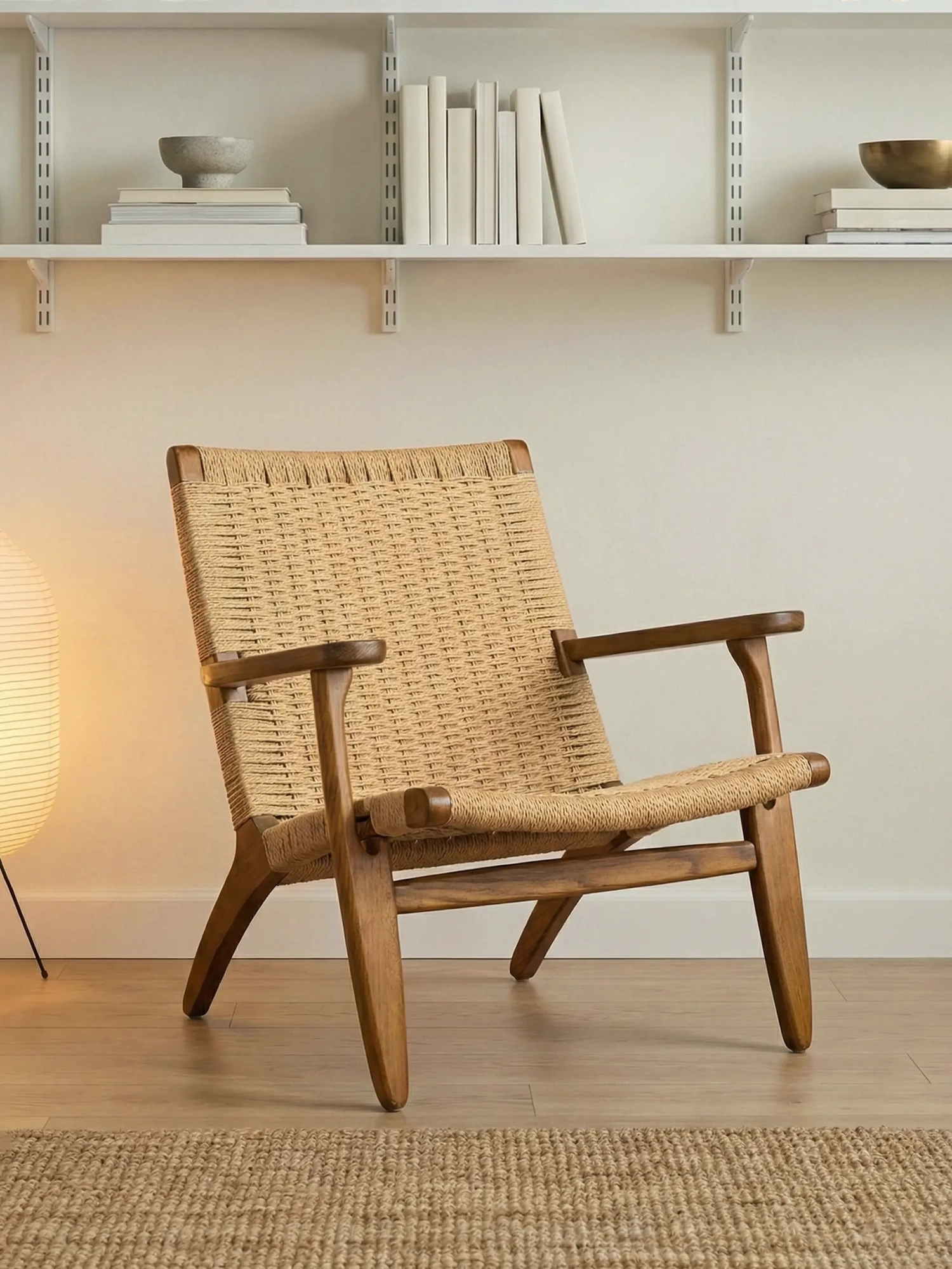 Sillón nórdico con reposabrazos en madera nogal - Liam FurnMod - 1