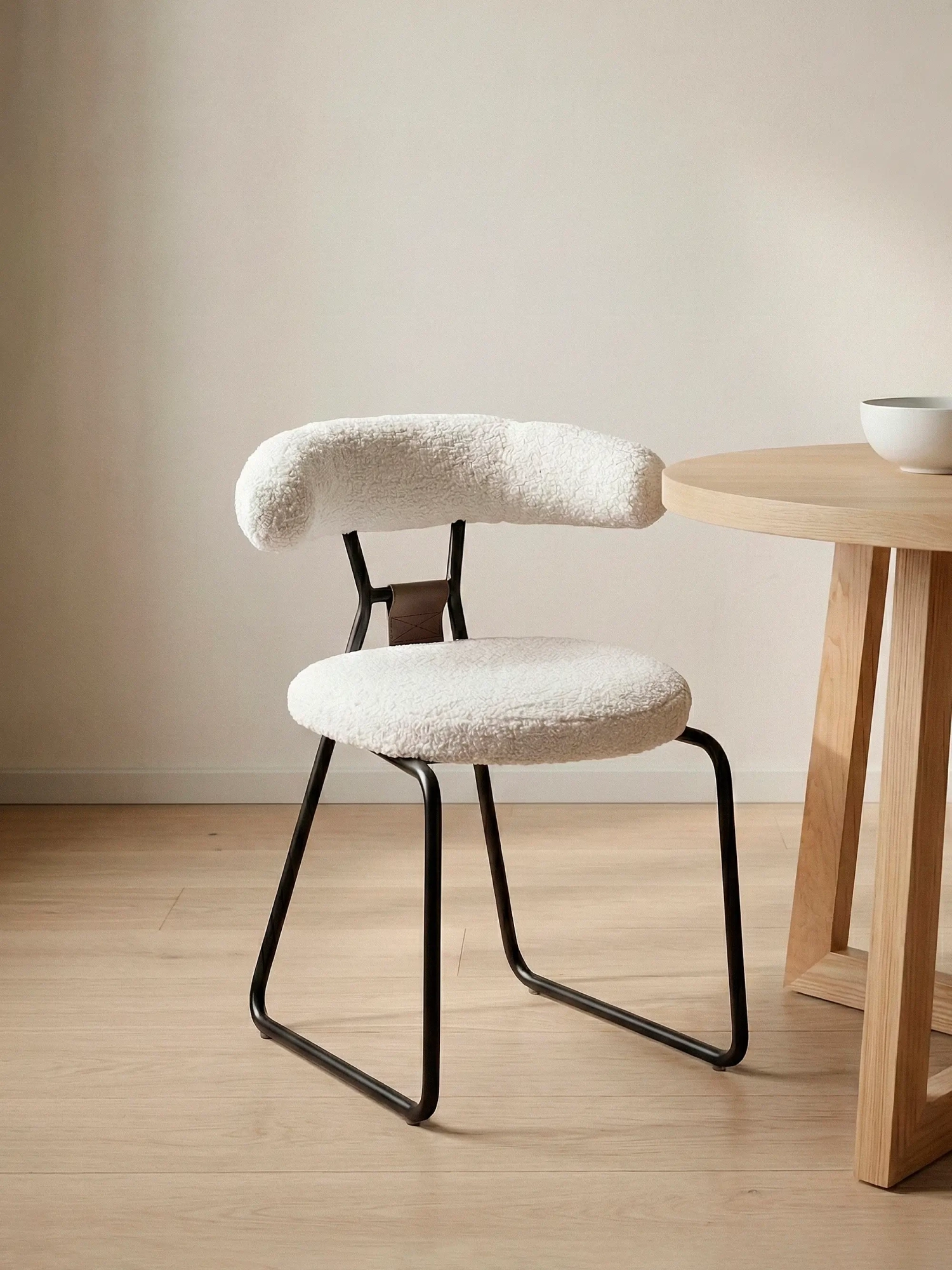 Silla de diseño tapizada en bouclé y patas de acerlo lacado - Oxford FurnMod - 1