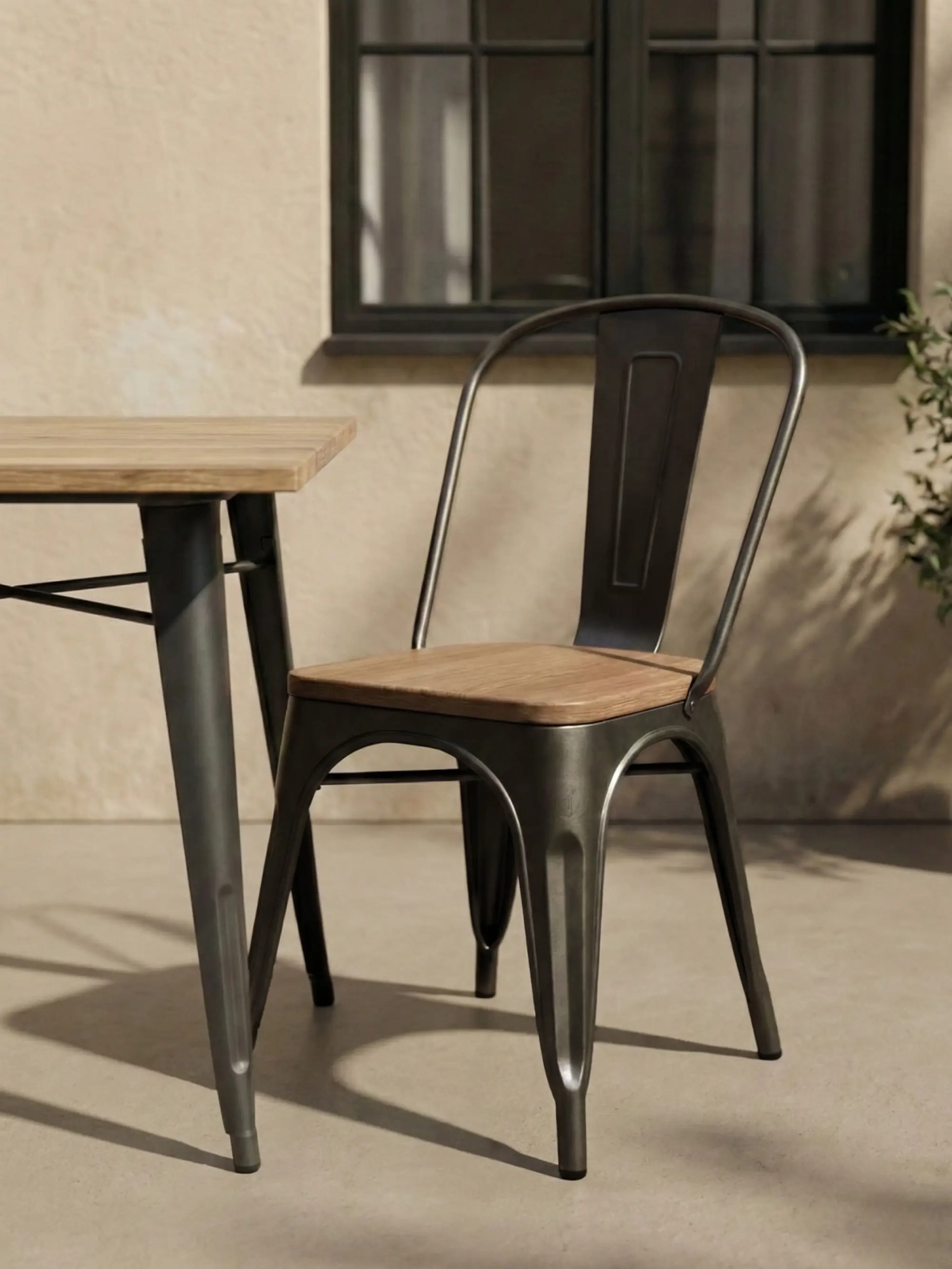 Silla metálica con asiento de madera de olmo - Bistro FurnMod - 1