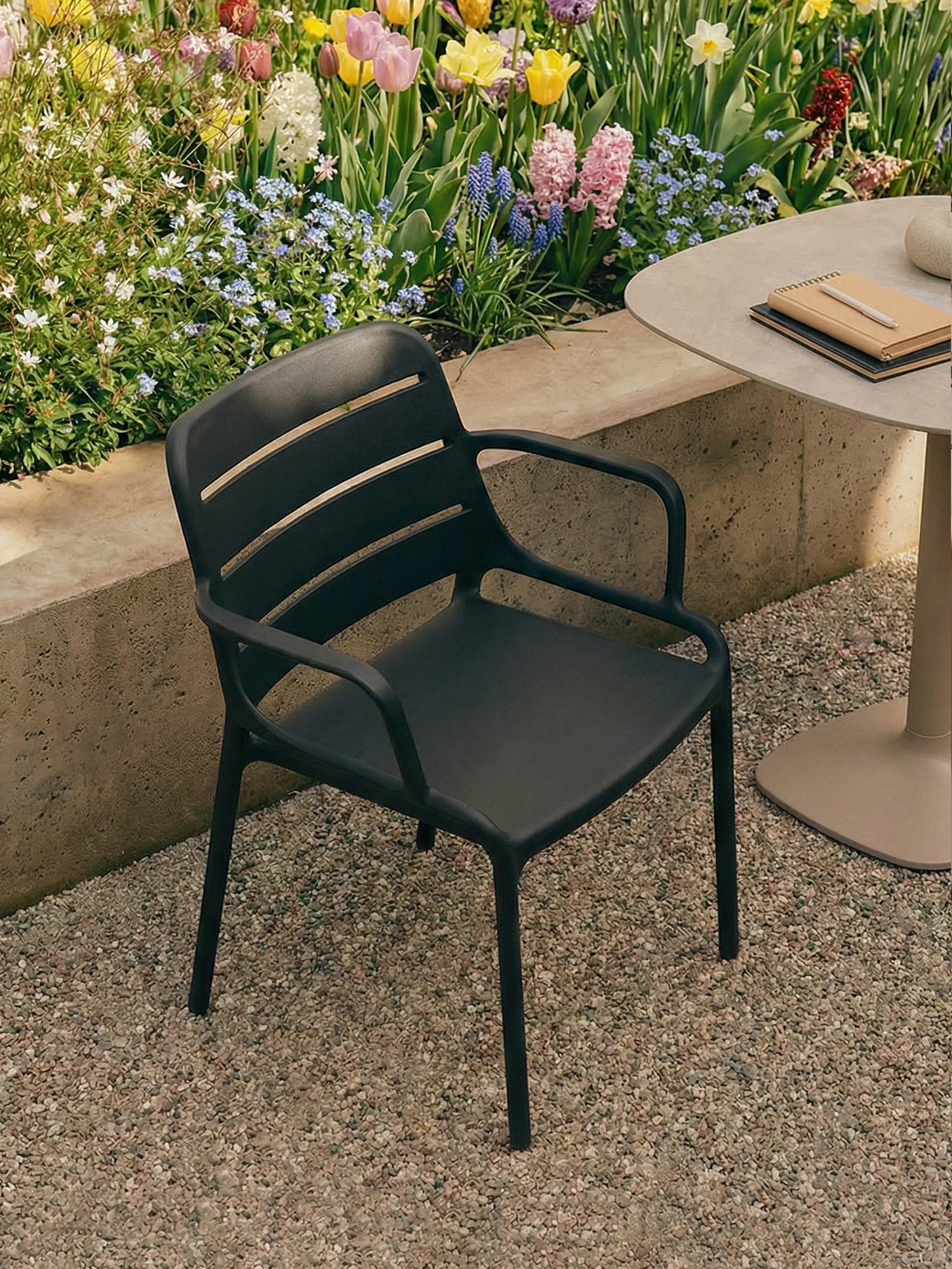 Silla de plástico con reposabrazos apta para exterior - Sunset FurnMod - 1