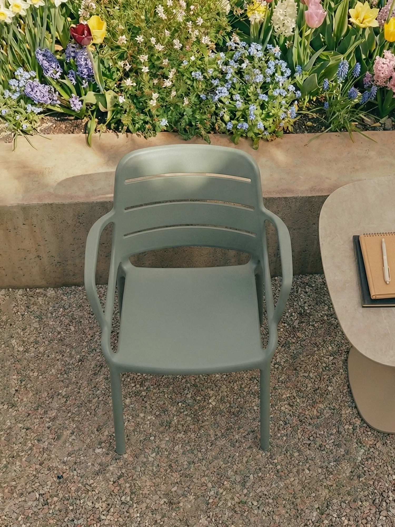Plaststol med armstöd lämplig för utomhusbruk - Sunset FurnMod - 14