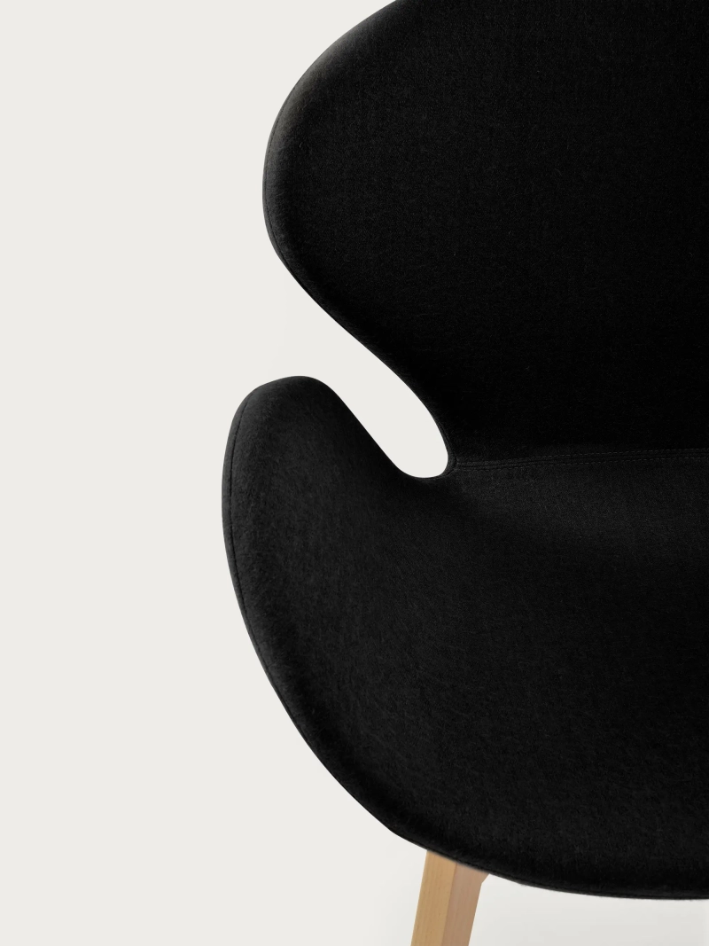 Nordic designfåtölj med underrede i askträ - Swart FurnMod - 11