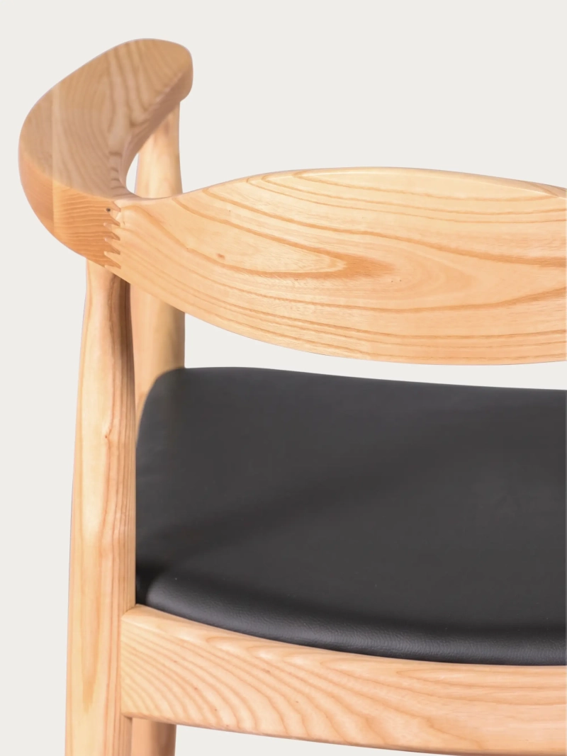 Silla Santon en madera de fresno y cojín de polipiel | FurnMod