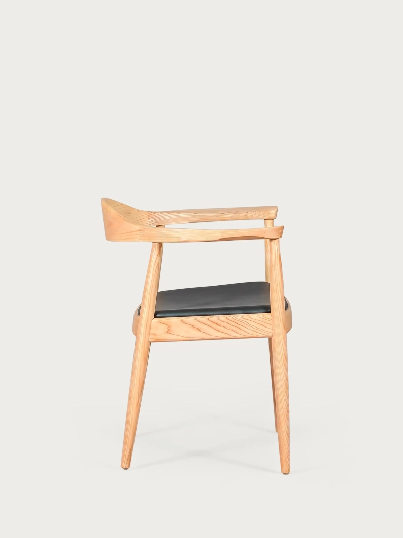 Silla Santon en madera de fresno y cojín de polipiel | FurnMod