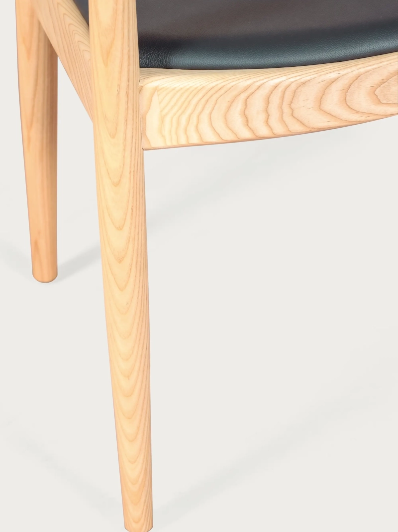 Silla Santon en madera de fresno y cojín de polipiel | FurnMod