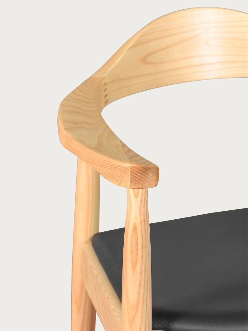 Silla Santon en madera de fresno y cojín de polipiel | FurnMod